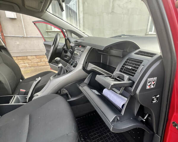 Червоний Тойота Ауріс, об'ємом двигуна 1.36 л та пробігом 229 тис. км за 6300 $, фото 22 на Automoto.ua