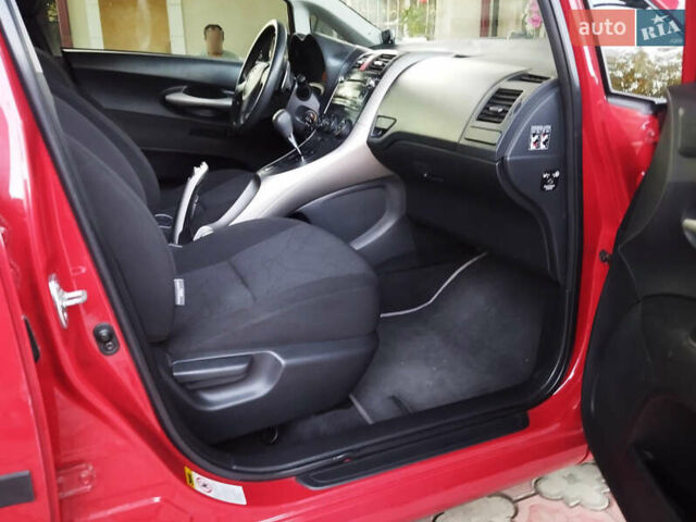 Красный Тойота Аурис, объемом двигателя 1.6 л и пробегом 112 тыс. км за 7200 $, фото 20 на Automoto.ua