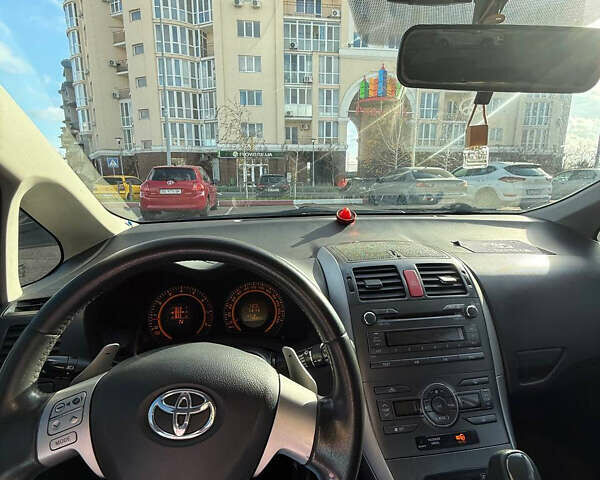 Красный Тойота Аурис, объемом двигателя 1.6 л и пробегом 399 тыс. км за 5700 $, фото 8 на Automoto.ua