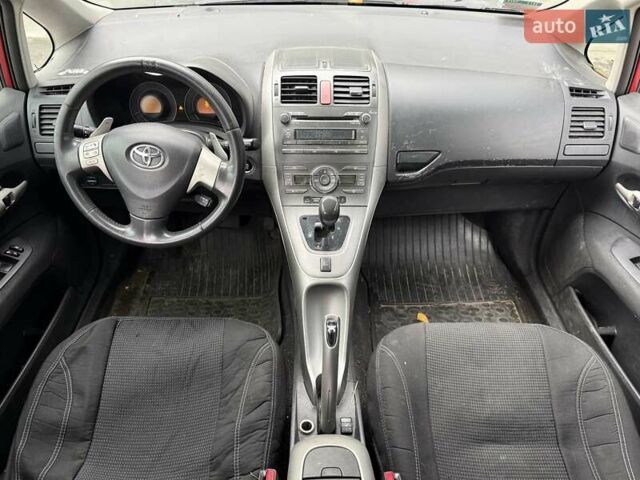 Красный Тойота Аурис, объемом двигателя 1.6 л и пробегом 200 тыс. км за 4500 $, фото 38 на Automoto.ua