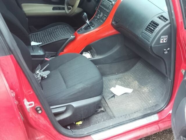 Красный Тойота Аурис, объемом двигателя 1.6 л и пробегом 130 тыс. км за 3300 $, фото 4 на Automoto.ua