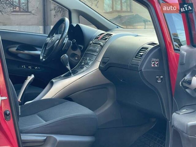Красный Тойота Аурис, объемом двигателя 1.6 л и пробегом 402 тыс. км за 6499 $, фото 11 на Automoto.ua