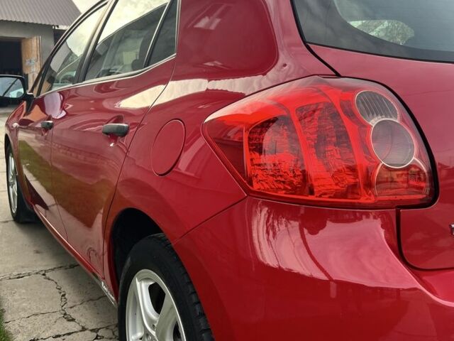 Красный Тойота Аурис, объемом двигателя 1.4 л и пробегом 229 тыс. км за 6300 $, фото 3 на Automoto.ua