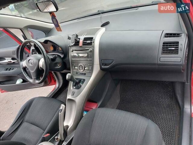 Червоний Тойота Ауріс, об'ємом двигуна 1.6 л та пробігом 243 тис. км за 6900 $, фото 10 на Automoto.ua