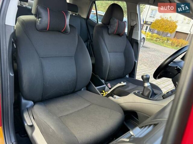 Червоний Тойота Ауріс, об'ємом двигуна 1.4 л та пробігом 220 тис. км за 7000 $, фото 29 на Automoto.ua