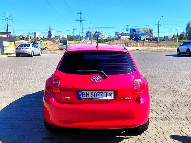 Красный Тойота Аурис, объемом двигателя 1.6 л и пробегом 150 тыс. км за 6500 $, фото 3 на Automoto.ua