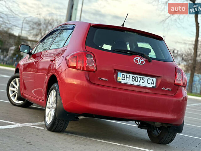 Червоний Тойота Ауріс, об'ємом двигуна 1.6 л та пробігом 85 тис. км за 8700 $, фото 3 на Automoto.ua