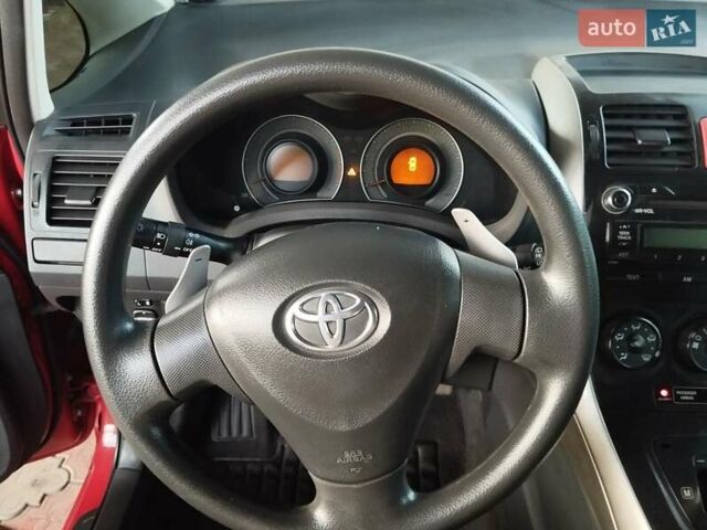 Красный Тойота Аурис, объемом двигателя 1.6 л и пробегом 112 тыс. км за 7200 $, фото 16 на Automoto.ua
