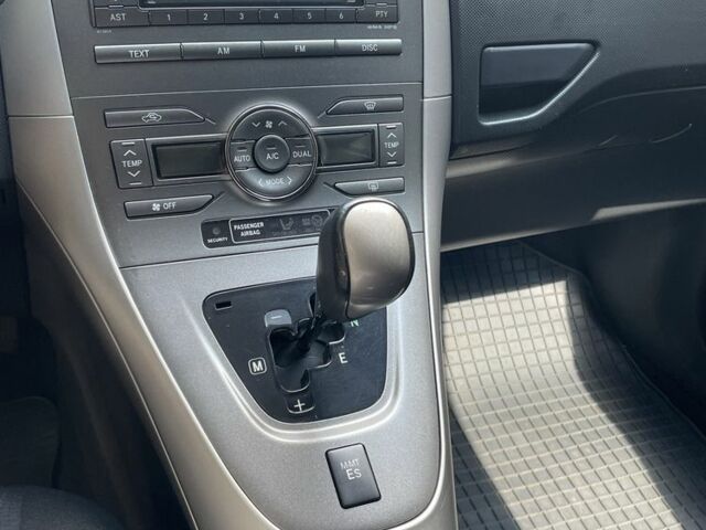 Красный Тойота Аурис, объемом двигателя 0 л и пробегом 65 тыс. км за 8000 $, фото 4 на Automoto.ua