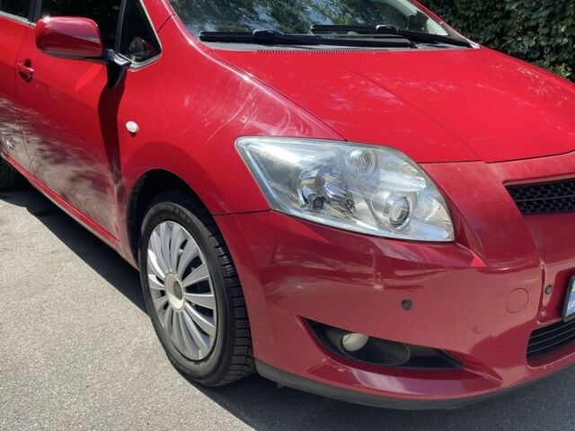 Красный Тойота Аурис, объемом двигателя 0 л и пробегом 65 тыс. км за 8000 $, фото 1 на Automoto.ua