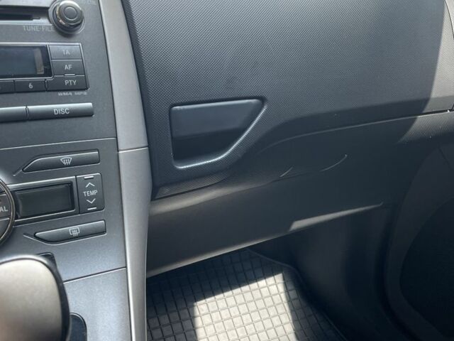 Красный Тойота Аурис, объемом двигателя 0 л и пробегом 65 тыс. км за 8000 $, фото 3 на Automoto.ua