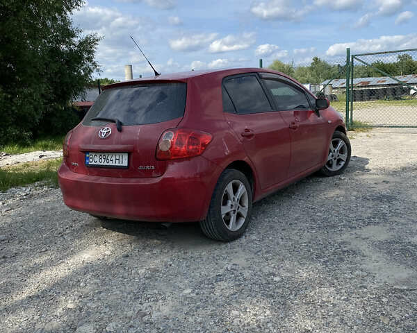 Красный Тойота Аурис, объемом двигателя 1.33 л и пробегом 300 тыс. км за 4750 $, фото 1 на Automoto.ua