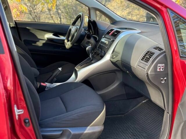 Червоний Тойота Ауріс, об'ємом двигуна 1.6 л та пробігом 122 тис. км за 10200 $, фото 4 на Automoto.ua