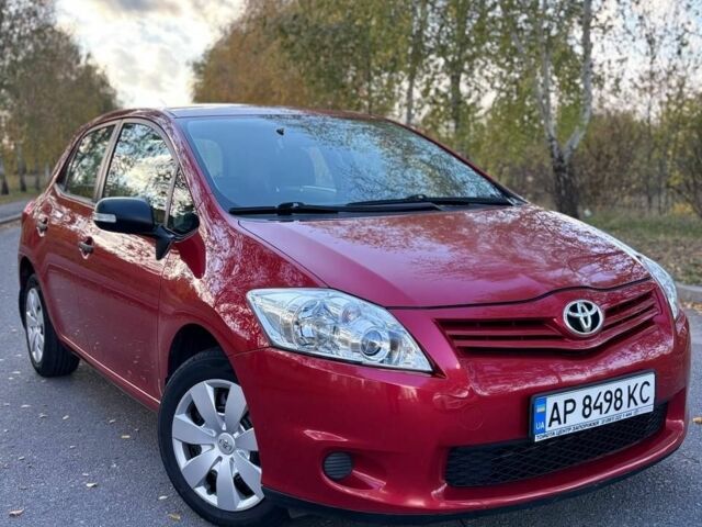 Червоний Тойота Ауріс, об'ємом двигуна 1.6 л та пробігом 122 тис. км за 10200 $, фото 1 на Automoto.ua
