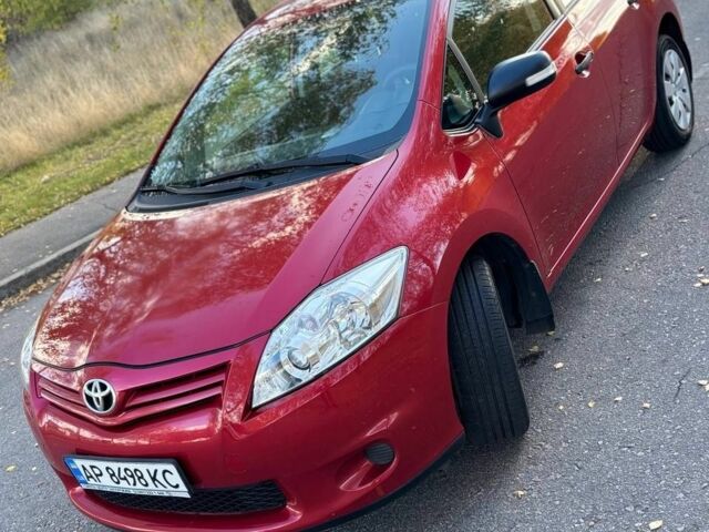 Червоний Тойота Ауріс, об'ємом двигуна 1.6 л та пробігом 122 тис. км за 10200 $, фото 2 на Automoto.ua