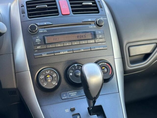 Червоний Тойота Ауріс, об'ємом двигуна 1.6 л та пробігом 122 тис. км за 10200 $, фото 3 на Automoto.ua