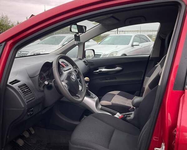 Красный Тойота Аурис, объемом двигателя 1.6 л и пробегом 299 тыс. км за 7990 $, фото 9 на Automoto.ua