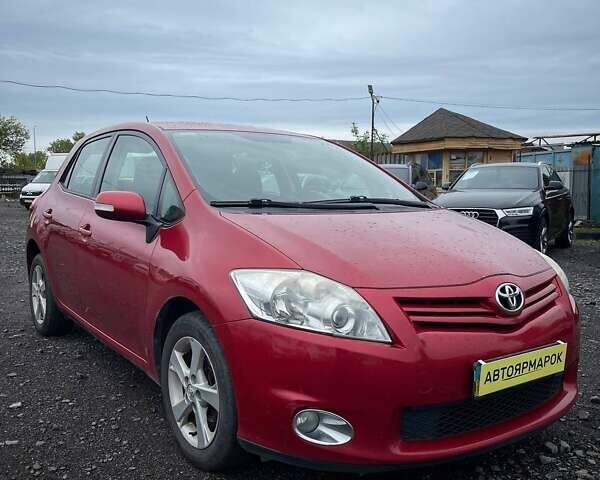 Красный Тойота Аурис, объемом двигателя 1.6 л и пробегом 299 тыс. км за 7990 $, фото 1 на Automoto.ua