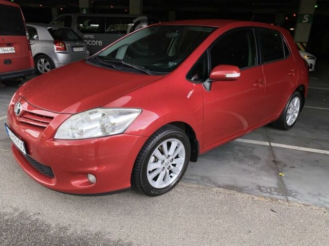 Красный Тойота Аурис, объемом двигателя 1.6 л и пробегом 127 тыс. км за 9900 $, фото 2 на Automoto.ua