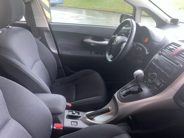 Красный Тойота Аурис, объемом двигателя 1.6 л и пробегом 127 тыс. км за 9900 $, фото 13 на Automoto.ua