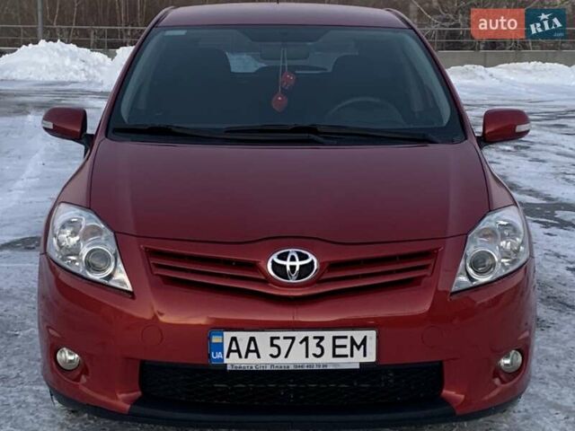 Червоний Тойота Ауріс, об'ємом двигуна 1.6 л та пробігом 90 тис. км за 11700 $, фото 4 на Automoto.ua