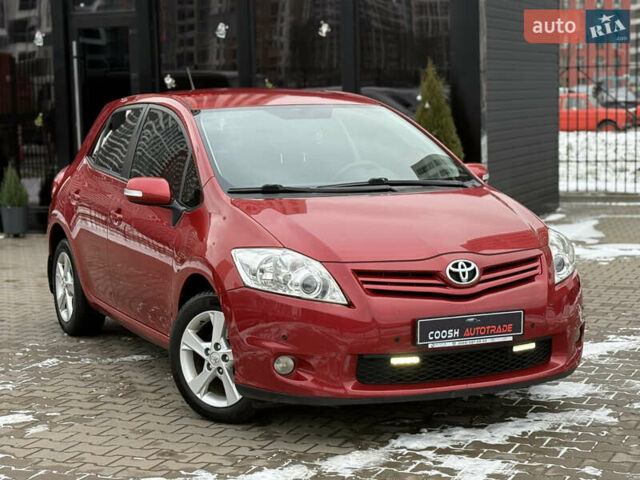 Красный Тойота Аурис, объемом двигателя 1.6 л и пробегом 110 тыс. км за 9999 $, фото 1 на Automoto.ua