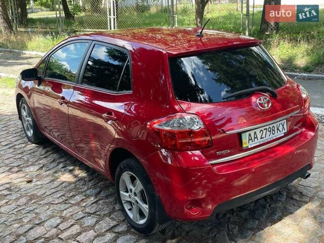 Красный Тойота Аурис, объемом двигателя 1.6 л и пробегом 122 тыс. км за 11700 $, фото 4 на Automoto.ua
