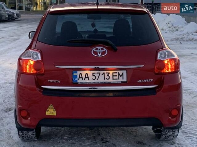 Червоний Тойота Ауріс, об'ємом двигуна 1.6 л та пробігом 90 тис. км за 11700 $, фото 17 на Automoto.ua