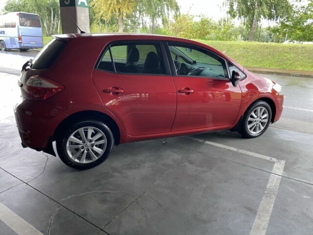 Красный Тойота Аурис, объемом двигателя 1.6 л и пробегом 127 тыс. км за 9900 $, фото 3 на Automoto.ua