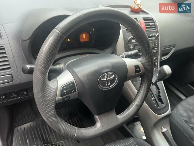 Красный Тойота Аурис, объемом двигателя 1.6 л и пробегом 104 тыс. км за 10500 $, фото 8 на Automoto.ua