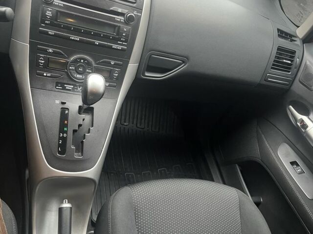 Красный Тойота Аурис, объемом двигателя 1.6 л и пробегом 104 тыс. км за 10500 $, фото 7 на Automoto.ua