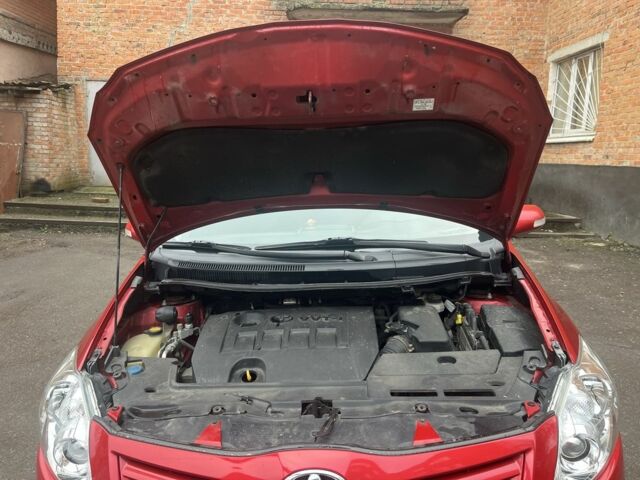 Красный Тойота Аурис, объемом двигателя 1.6 л и пробегом 104 тыс. км за 10500 $, фото 12 на Automoto.ua