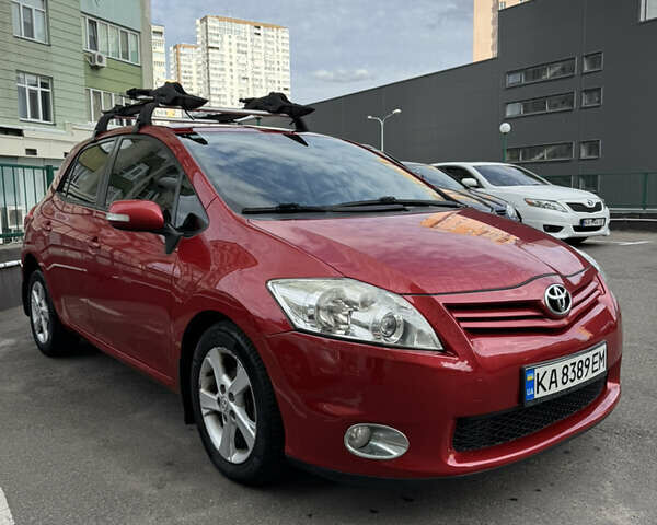 Красный Тойота Аурис, объемом двигателя 1.6 л и пробегом 182 тыс. км за 9499 $, фото 1 на Automoto.ua