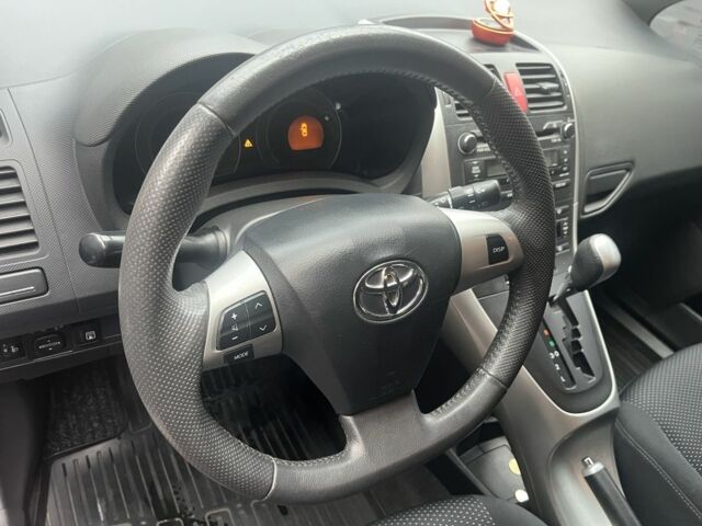 Красный Тойота Аурис, объемом двигателя 1.6 л и пробегом 104 тыс. км за 10500 $, фото 5 на Automoto.ua