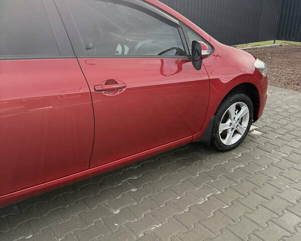 Тойота Аурис 2012 в Киеве на Automoto.ua Красный Тойота Аурис, объемом двигателя 1.6 л и пробегом 87 тыс. км за 11700 $, фото 2 на Automoto.ua