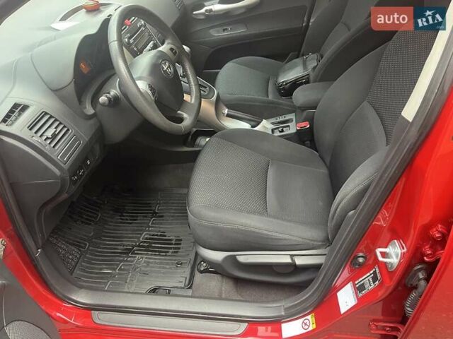 Красный Тойота Аурис, объемом двигателя 1.6 л и пробегом 104 тыс. км за 10500 $, фото 9 на Automoto.ua