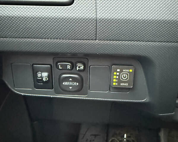 Тойота Аурис 2012 в Киеве на Automoto.ua Красный Тойота Аурис, объемом двигателя 1.6 л и пробегом 87 тыс. км за 11700 $, фото 10 на Automoto.ua