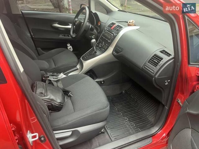 Красный Тойота Аурис, объемом двигателя 1.6 л и пробегом 104 тыс. км за 10500 $, фото 11 на Automoto.ua