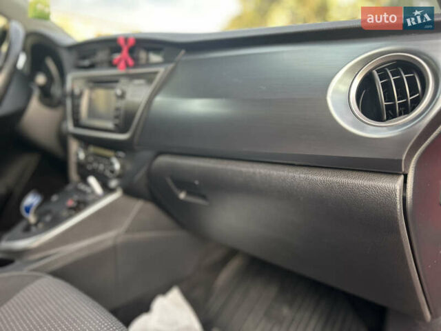 Красный Тойота Аурис, объемом двигателя 1.8 л и пробегом 104 тыс. км за 13900 $, фото 11 на Automoto.ua