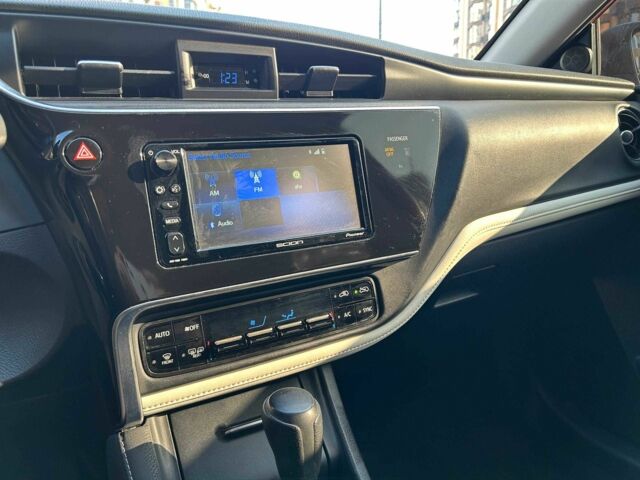 Красный Тойота Аурис, объемом двигателя 1.8 л и пробегом 178 тыс. км за 10200 $, фото 5 на Automoto.ua