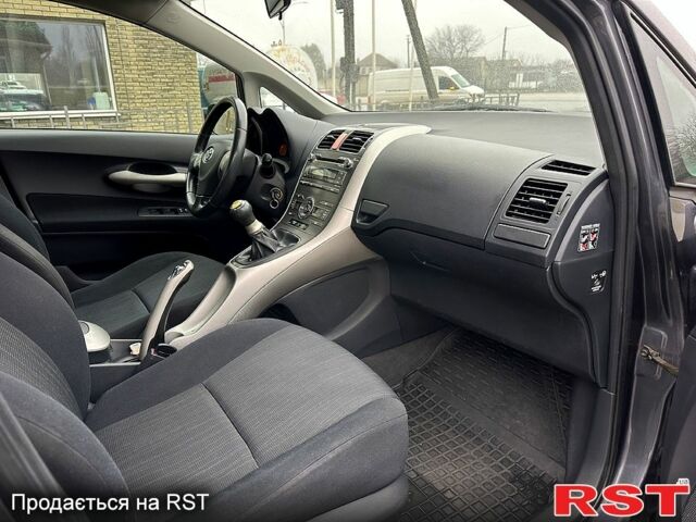 Тойота Аурис, объемом двигателя 1.4 л и пробегом 200 тыс. км за 5700 $, фото 12 на Automoto.ua