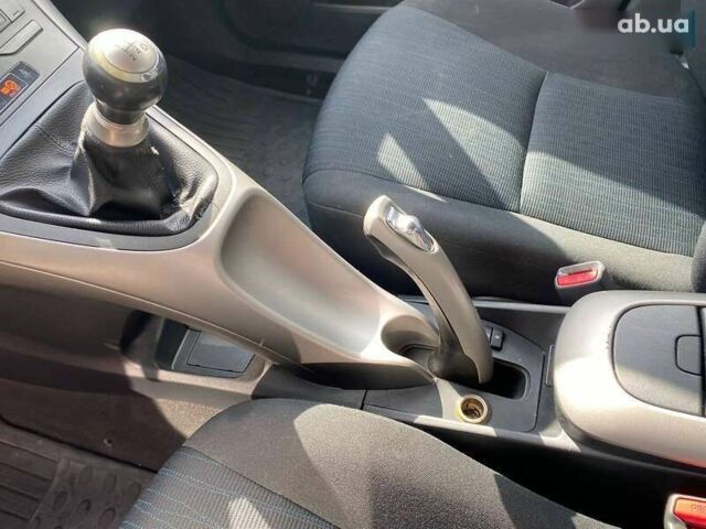 Тойота Аурис, объемом двигателя 1.6 л и пробегом 268 тыс. км за 5800 $, фото 11 на Automoto.ua
