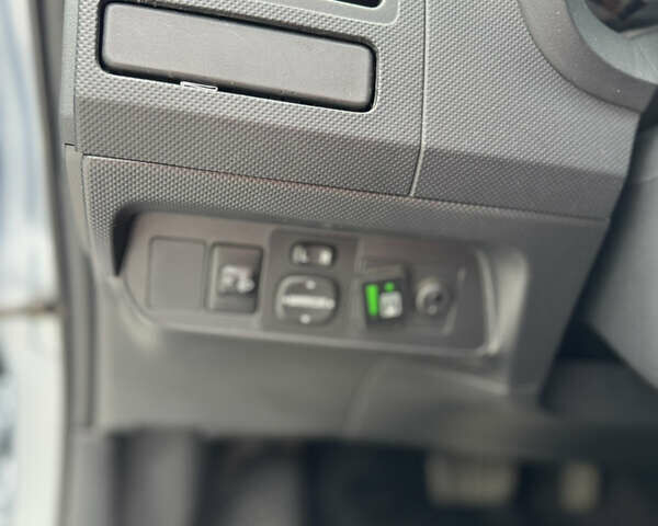 Тойота Аурис, объемом двигателя 1.6 л и пробегом 147 тыс. км за 5999 $, фото 16 на Automoto.ua