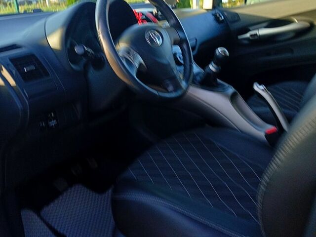 Тойота Аурис, объемом двигателя 1.4 л и пробегом 249 тыс. км за 6500 $, фото 3 на Automoto.ua