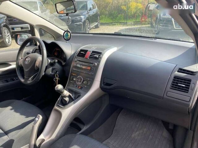 Тойота Аурис, объемом двигателя 1.6 л и пробегом 268 тыс. км за 5800 $, фото 4 на Automoto.ua