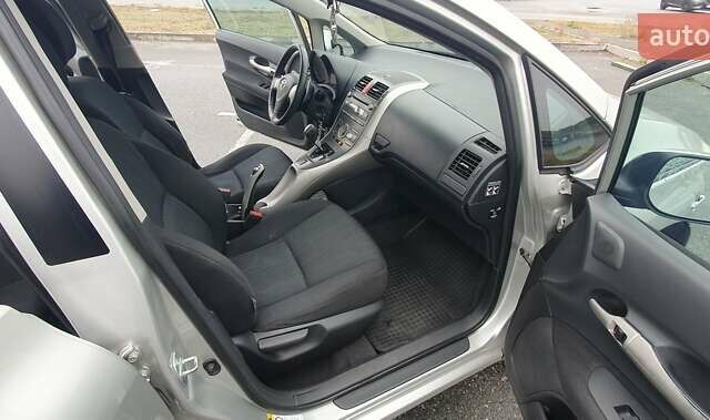 Тойота Аурис, объемом двигателя 1.6 л и пробегом 274 тыс. км за 6000 $, фото 7 на Automoto.ua
