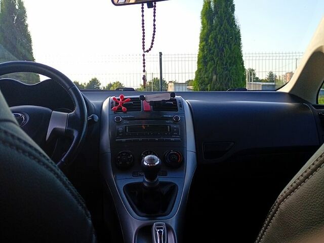 Тойота Аурис, объемом двигателя 1.4 л и пробегом 249 тыс. км за 6500 $, фото 2 на Automoto.ua