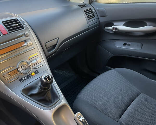 Тойота Аурис, объемом двигателя 1.4 л и пробегом 175 тыс. км за 6500 $, фото 4 на Automoto.ua