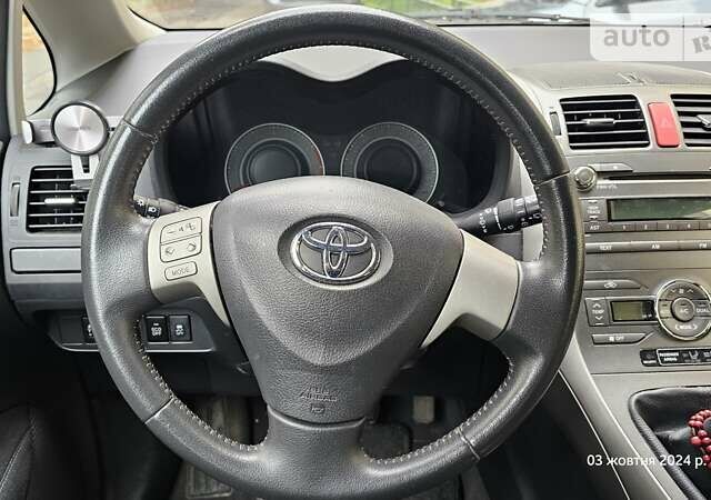 Тойота Аурис, объемом двигателя 1.3 л и пробегом 127 тыс. км за 6400 $, фото 10 на Automoto.ua