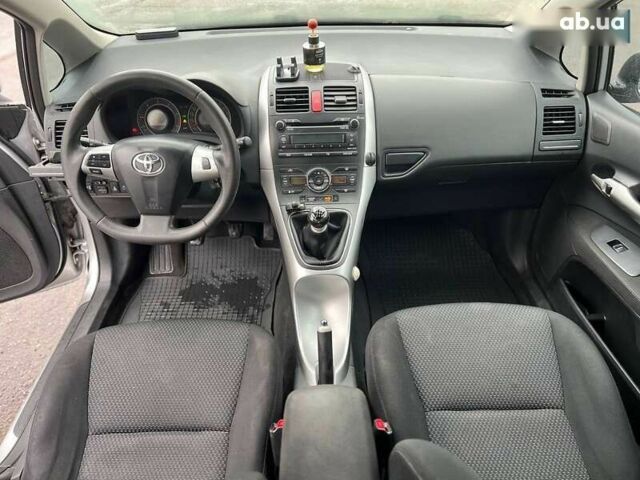 Тойота Аурис, объемом двигателя 1.4 л и пробегом 243 тыс. км за 6700 $, фото 13 на Automoto.ua